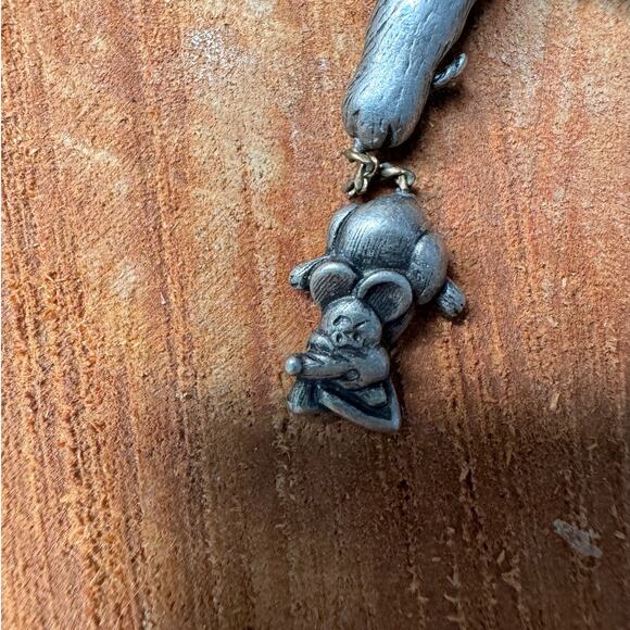 Vintage Signed J.J Cat Catching Mouse Silver Pendant. - Picture 2 of 5